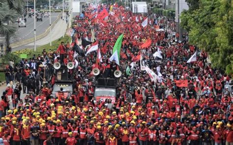 Ribu Buruh Kepung Istana Presiden Hari Ini