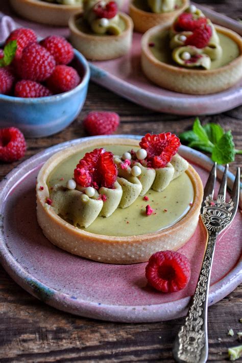 Maślane tartaletki z ganache pistacjowym i frużeliną malinową Pysznie