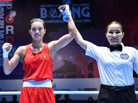 Kiều nữ Boxing bikini suýt bị phạt vì khoe ảnh như không mặc gì