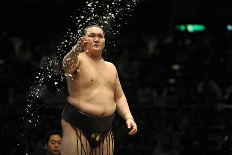 Sumo Hakuho Le Plus Grand Champion De L Histoire Du Sumo Va Prendre