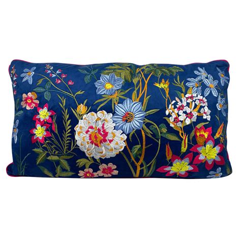 Sierkussen Bloemen Multicolor Op Blauw Fluweel X Cm Kopen Melting