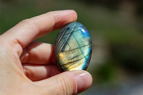 LABRADORITE Vertus et Signification de la Pierre Lithothérapie Yogazen