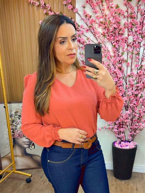 Blusa Manga Longa Decote V Elastex No Punho Em Crepe Duna Lu