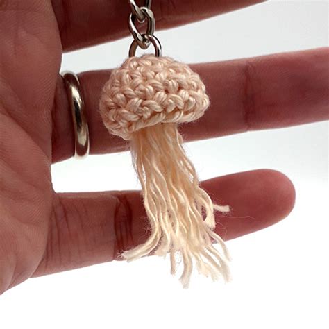 Porte clés de méduse beige en crochet fait main Crochet de Loutre