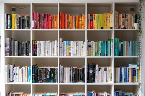 Bücher nach Farben sortieren SCHÖNER WOHNEN