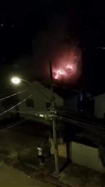 Vídeo Corpo de Bombeiros registra incêndio em residência em