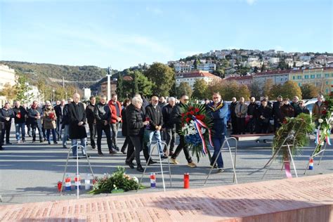 Položeni vijenci i zapaljene svijeće u sjećanje na žrtvu Vukovara i