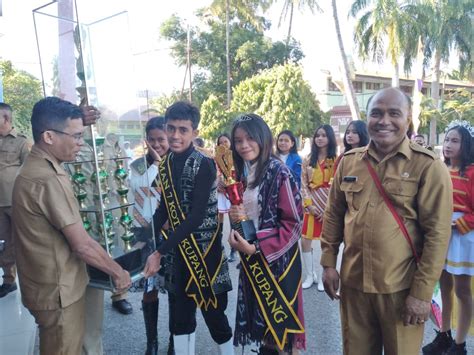 BANGGA SMAN 7 Kupang Juarai Lomba Drum Band Sekolah Se NTT Tropy