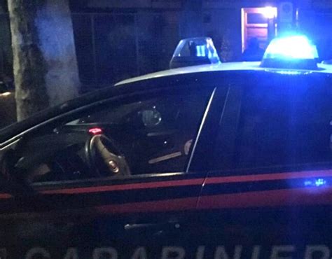 Picchia La Moglie E Distrugge L Albero Di Natale Dei Figli Arrestato