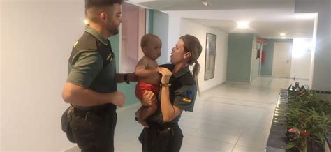 Dos Guardias Civiles Salvan La Vida A Un Beb Que Se Atragant Con Una