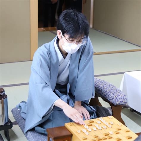 【公式】棋士・藤井聡太の将棋トレーニング《将トレ》 On Twitter Rt Chunichishogi 第63期王位戦 第三局は2日目の戦いが始まりました。豊島九段の封じ手は、3