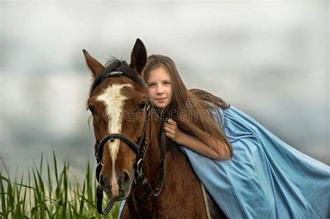 Petite Fille Avec Le Cheval Photo Stock Image Du Campagne Rapide