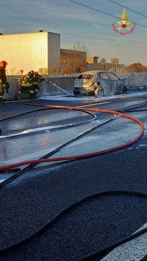 Incidente Sulla Statale 36 A Verano Auto In Fiamme Traffico In Tilt