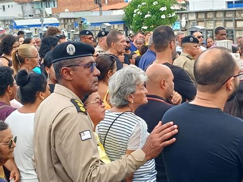 Sob Forte Como O Cabo Da Rondesp Leste Sepultado Honras