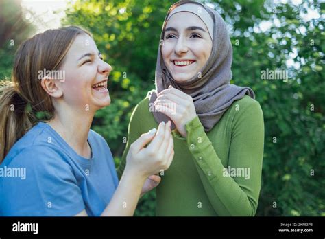 Fuerte Amistad Femenina Feliz A Dos Mejores Amigas Adolescentes Tomando Las Manos Y Abrazando