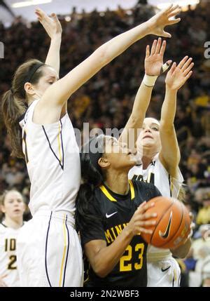 Minnesota Guard Shae Kelley Goes To The Basket Against Iowa