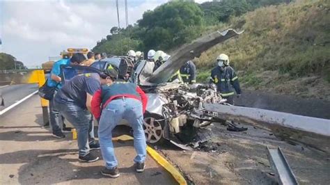 國3造橋段轎車爆胎自撞護欄 1女卡駕駛座2小時無生命跡象 社會 中時