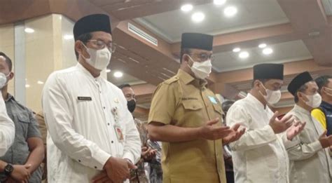 Gubernur Anies Dan Jajaran Pemprov Dki Salat Gaib Untuk Putra Ridwan