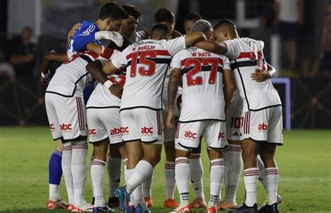 Santos e São Paulo empatam sem gols em clássico de poucas emoções