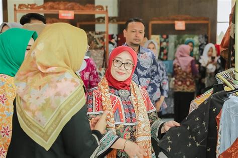 Pj Ketua Dekranasda Jatim Isye Kagumi Batik Dan Kerajinan UMKM Khas