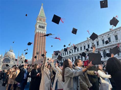 Cerimonie Di Laurea In Piazza San Marco Un Migliaio Di Neodottori