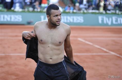 Jo Wilfried Tsonga torse nu pour sa victoire à Roland Garros Malika