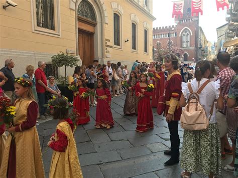 Palio Ecco Le Prime Immagini Della Sfilata Dei Bambini Gazzetta D Asti