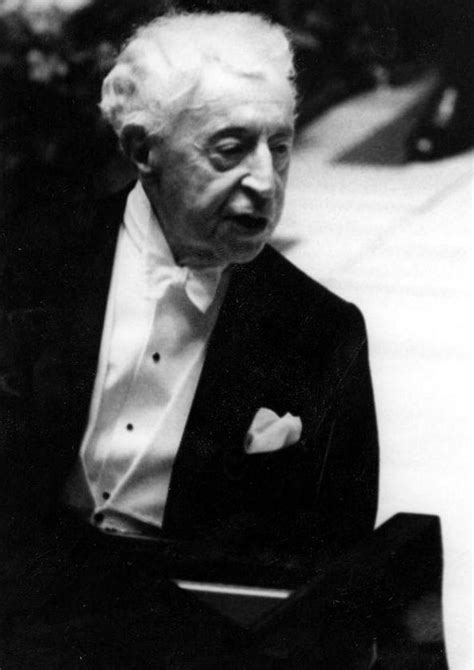 Plano Medio De Arthur Rubinstein Medio Perfil Derecho Charlando