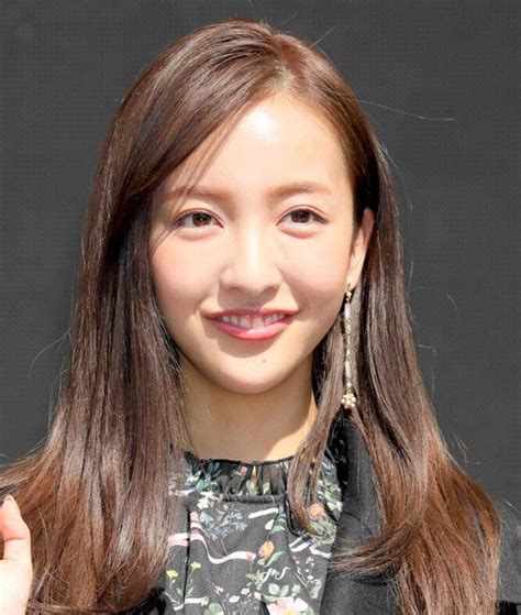 板野友美、超美形な1歳長女を顔出し！「マジで可愛い」「天使」と大反響誕生日祝いも超豪華 スポーツ報知