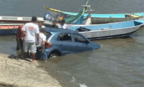 Carro Mergulha No Mar E Moradores T M Trabalho Para Retir Lo