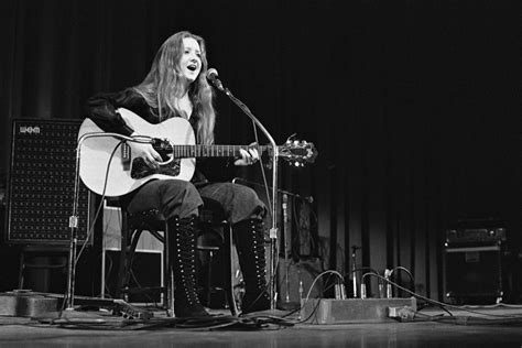 21 year old Bonnie Raitt opening for the Byrds back in 1971!!! | Let's ...