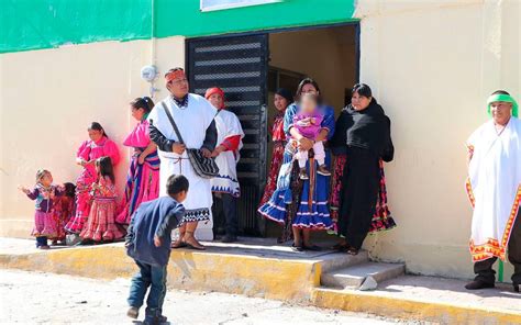 Llegan las primeras familias indígenas a albergue del DIF El Sol de