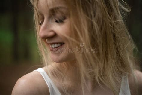 Portrait Haut Troit De Belle Jeune Nymphe Blonde De Plage De Femme Dans La Robe Blanche Pr S De