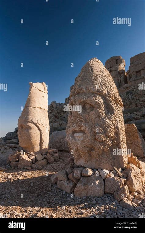 Monte Nemrut Nemrut Dagi Estatuas Principales De Dioses En La Terraza