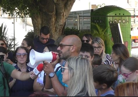 Reggio Chiusura Scuola Pythagoras Genitori In Piazza Per Protesta