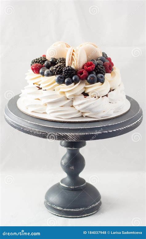 Tarta De Pavlova Con Merengue Crema Batida Y Bayas Frescas Decorado