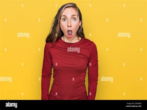 Jeune Femme Blonde Portant Des V Tements D Contract S Peur Et Choqu Avec La Surprise Et L
