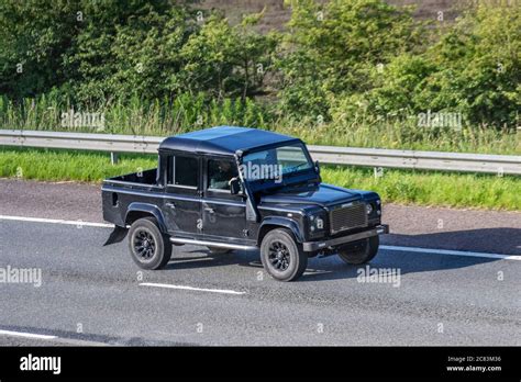 Land Rover Defender Pickup Fotos Und Bildmaterial In Hoher