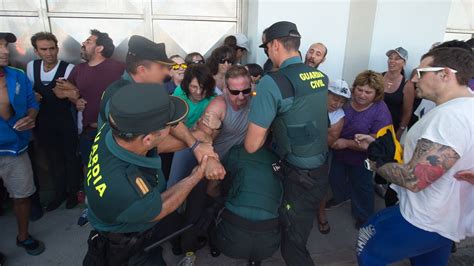 Rañeiros y mariscadoras de Cabo de Cruz llegan a las manos por las