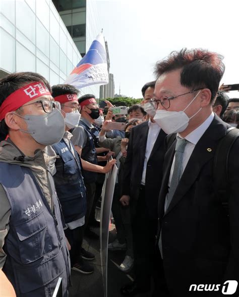 첫 출근 막힌 강석훈 산은 회장노조 부산 이전 입장 밝혀라 네이트 뉴스