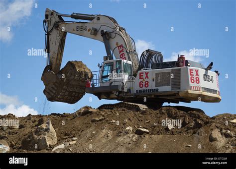 Excavadora Operador Utiliza Una Excavadora Liebherr Para Cargar