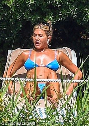 Jennifer Aniston Shows Off Her Amazing Abs In Blue Bikini Daily Mail