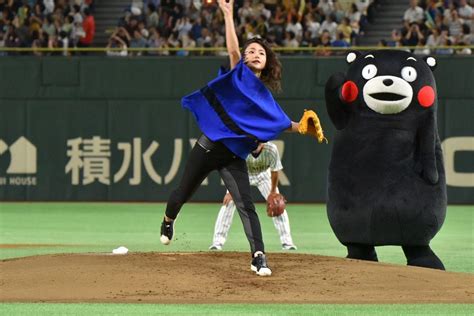 （写真）石原さとみが始球式に登場！ リーゼントなびかせ決めた今年の投法は エンタメ ニュース ｜クランクイン！