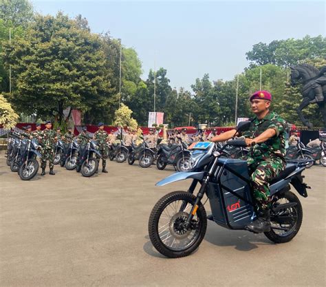 Menhan Prabowo Bagikan Unit Motor Trail Listrik Buatan Dalam Negeri