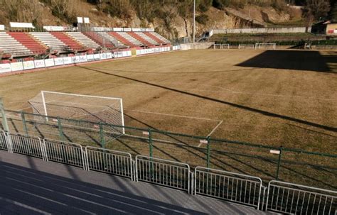 Iowebbo Isola Del Liri Ecco Il Manto Marrone Dello Stadio