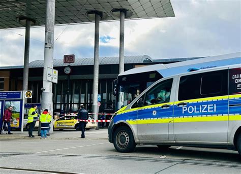 Tödlicher Unfall am Bahnhof Wilhelmshöhe Person auf Vorplatz von Bus