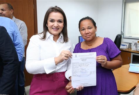 Prefeitura entrega Habite se e regulariza documentação para 50 famílias