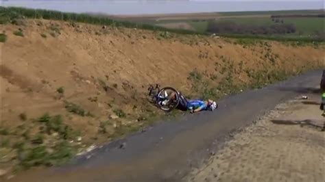 Paris Roubaix Michael Goolaerts Au Sol Lors Du Passage Du Peloton Youtube