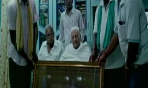 Silk Workers Present A Woven T To Apj Abdul Kalams Brother