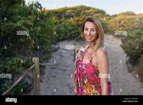 Blonde frau im durchsichtigen bikini Fotos und Bildmaterial in hoher Auflösung Alamy